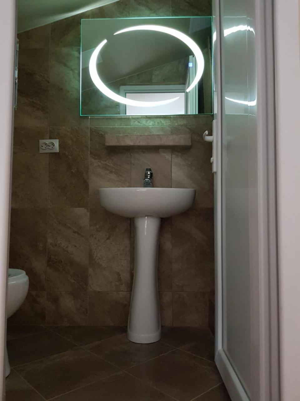 Meridian Koetaisi Buitenkant foto
